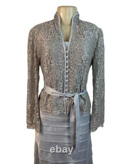 Ensemble formel femme JS Collections avec veste en dentelle argentée et jupe en satin à volants, taille 2 Ensemble formel femme JS Collections avec veste en dentelle argentée et jupe en satin à volants, taille 2