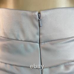 Ensemble formel femme JS Collections avec veste en dentelle argentée et jupe en satin à volants, taille 2 Ensemble formel femme JS Collections avec veste en dentelle argentée et jupe en satin à volants, taille 2