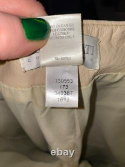 Ensemble haut à col halter en cuir crème et pantalon taille haute de la collection Hugo Buscati pour femmes