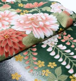 Ensemble kimono hakama à manches de deux shaku avec motif de chrysanthèmes et de glycines vertes