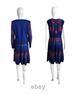 Ensemble robe et veste jacquard 'Ruby Roses' de la collection St. John