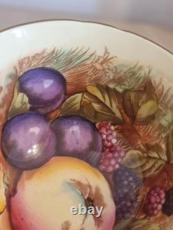 Ensemble tasse et soucoupe rose Aynsley, intérieur à fruits du verger, signé D. Jones, vintage