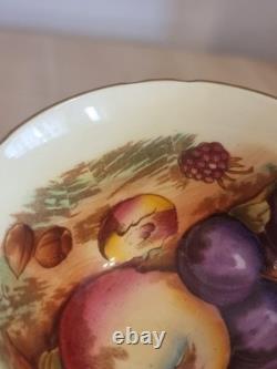 Ensemble tasse et soucoupe rose Aynsley, intérieur à fruits du verger, signé D. Jones, vintage