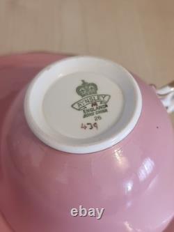 Ensemble tasse et soucoupe rose Aynsley, intérieur à fruits du verger, signé D. Jones, vintage