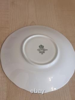 Ensemble tasse et soucoupe rose Aynsley, intérieur à fruits du verger, signé D. Jones, vintage