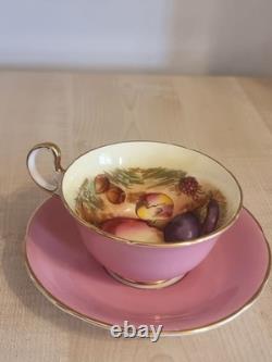 Ensemble tasse et soucoupe rose Aynsley, intérieur à fruits du verger, signé D. Jones, vintage