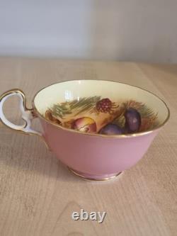 Ensemble tasse et soucoupe rose Aynsley, intérieur à fruits du verger, signé D. Jones, vintage