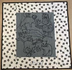 Ensemble unique de courtepointe faite à la main et de deux oreillers en soie, satin et denim avec des chats et des empreintes de pattes.