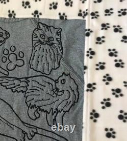 Ensemble unique de courtepointe faite à la main et de deux oreillers en soie, satin et denim avec des chats et des empreintes de pattes.