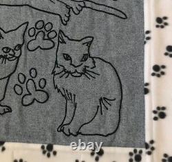Ensemble unique de courtepointe faite à la main et de deux oreillers en soie, satin et denim avec des chats et des empreintes de pattes.