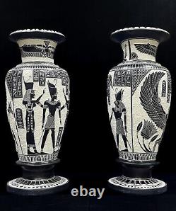 Grand ensemble de deux vases décoratifs égyptiens faits à la main avec Dieu et Déesse égyptiens