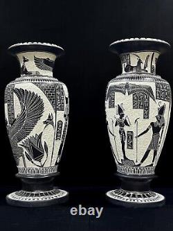 Grand ensemble de deux vases décoratifs égyptiens faits à la main avec Dieu et Déesse égyptiens