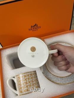 Hermès Mosaïque en porcelaine platine et or 24 carats, ensemble de 2 tasses à café/thé avec soucoupes