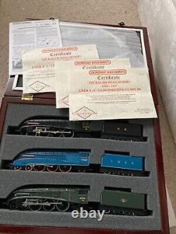 Hornby OO LNER A4 Sir Ralph Wedgewood Collection Ltd Ed Set in presentation Box

 <br/> 	
<br/>Traduction en français : Ensemble Hornby OO LNER A4 Sir Ralph Wedgewood Collection en édition limitée dans une boîte de présentation