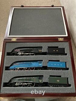 Hornby OO LNER A4 Sir Ralph Wedgewood Collection Ltd Ed Set in presentation Box<br/>	 
	<br/>Traduction en français : Ensemble Hornby OO LNER A4 Sir Ralph Wedgewood Collection en édition limitée dans une boîte de présentation