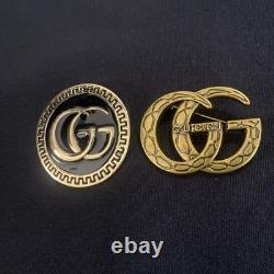 Lot de deux broches Gucci de créateur de marque