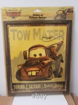 Lot de deux enseignes publicitaires vintage Disney Pixar Cars de Lightning Mcqueen et Tow Mater