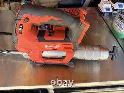 MILWAUKEE TOOLS 2646-20 (P21029293) avec deux batteries et chargeur ? Utilisé deux fois