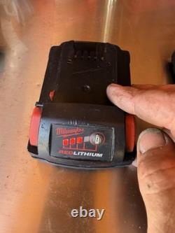 MILWAUKEE TOOLS 2646-20 (P21029293) avec deux batteries et chargeur ? Utilisé deux fois