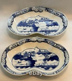 Paire de plats à cornichons doubles en faïence bleue ancienne à décor transféré, vers 1820, Staffordshire, chinoiserie