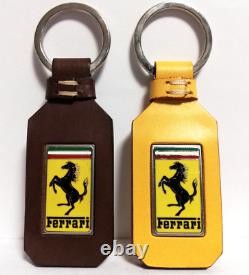 Porte-clés en cuir véritable Ferrari. Ensemble de deux porte-clés Ferrari. Fabriqués en Italie.