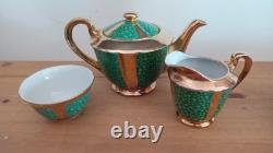 Service à thé Art déco pour deux et service à café pour cinq, vert et or, malachite, vers les années 1930
