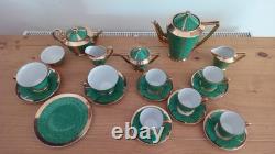 Service à thé Art déco pour deux et service à café pour cinq, vert et or, malachite, vers les années 1930 Service à thé Art déco pour deux et service à café pour cinq, vert et or, malachite, vers les années 1930
