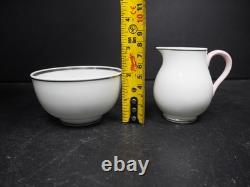 Service à thé pour deux Wedgwood vintage rare, blanc avec détails roses et platine