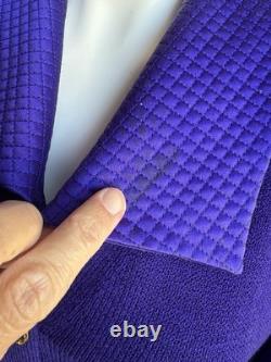 St John. Ensemble de costume tricoté violet taille 4 avec accents dorés