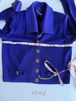 St John. Ensemble de costume tricoté violet taille 4 avec accents dorés