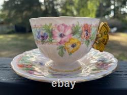 Tasse à thé et soucoupe en motif floral avec anse en forme de papillon Aynsley des années 1930, très rare