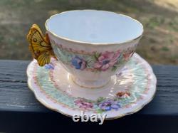 Tasse à thé et soucoupe en motif floral avec anse en forme de papillon Aynsley des années 1930, très rare