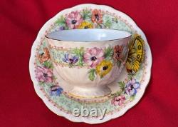 Tasse à thé et soucoupe en motif floral avec anse en forme de papillon Aynsley des années 1930, très rare
