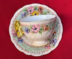 Tasse à thé et soucoupe en motif floral avec anse en forme de papillon Aynsley des années 1930, très rare