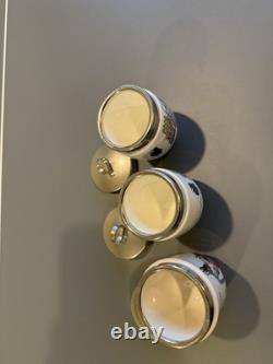 Trois coquetiers à œufs, deux COALPORT Paddington et un WEDGWOOD Peter Rabbit