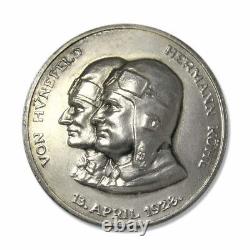 Un ensemble de deux médailles en argent de 1928 provenant d'Allemagne en l'honneur de la première traversée Est/Ouest de l'Atlantique