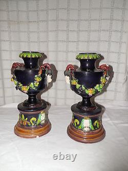 Urne en majolique à tête de bélier ancienne, ensemble de deux vases charmants