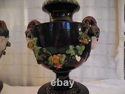 Urne en majolique à tête de bélier ancienne, ensemble de deux vases charmants