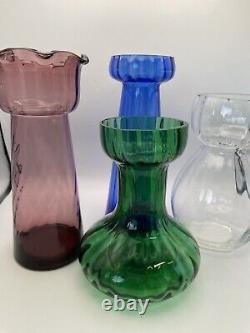 Vases en verre vintage pour forcer les bulbes de jacinthes violets, bleus, verts et transparents