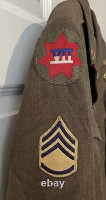 Veste Ike nominative de la Seconde Guerre mondiale et de la guerre de Corée, taille 38L, avec écussons, chevron et deux jeux de disques de col