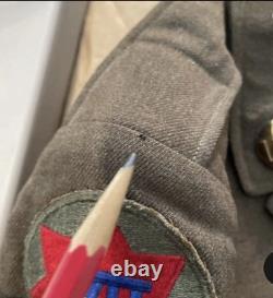 Veste Ike nominative de la Seconde Guerre mondiale et de la guerre de Corée, taille 38L, avec écussons, chevron et deux jeux de disques de col
