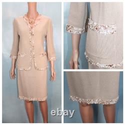 Veste et jupe beige de la collection St John, taille M L 8 10, ensemble 2 pièces avec poches et finitions.