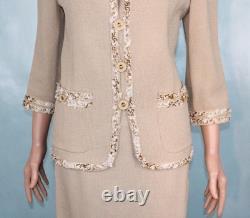 Veste et jupe beige de la collection St John, taille M L 8 10, ensemble 2 pièces avec poches et finitions.