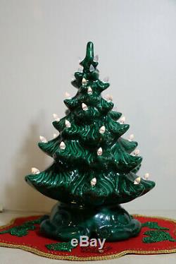 Vtg Lighted 2 Pc Moule En Céramique D'arbre De Noël De L'atlantique 17,5 Deux Ensembles De Bulbes